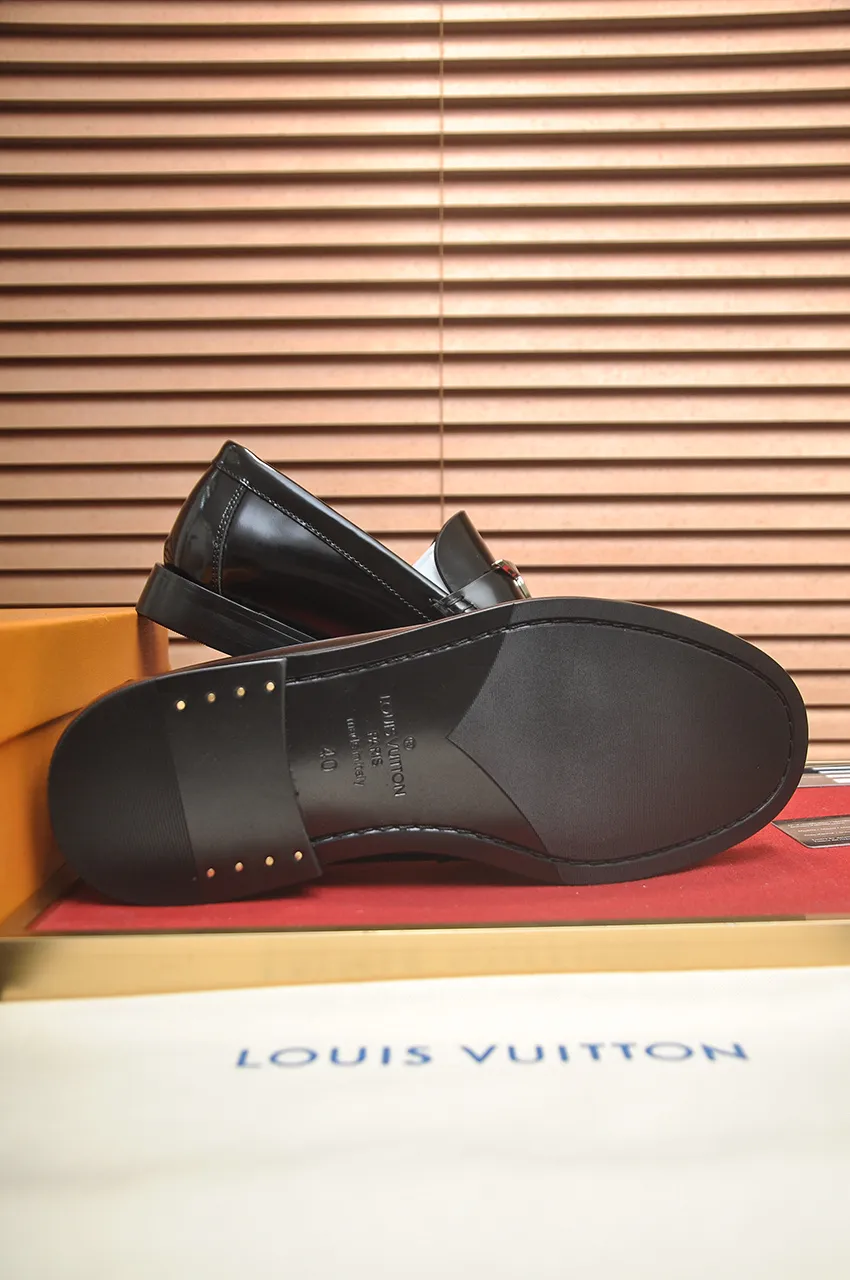 Men's men's shoes 💰560💶 [LV] (original single cowhide lining) 🍀LV's latest genuine leather business suit shoes are launched simultaneously on the official website. The first-layer cowhide imported from Italy is made of heavy gold, 💥1:1 rubber outsole from the official website. Versatile to wear, high-end without losing class, and the color combination is extraordinary. This four-season style is alluring when worn on your feet, showing off your big-name flair. Standard code 38-44 (45 customized)